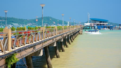 查隆碼頭 呈现出 划船 和 海灣或海港