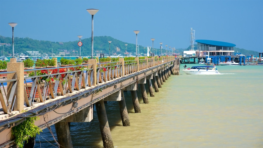 Pier van Chalong toont een baai of haven en varen