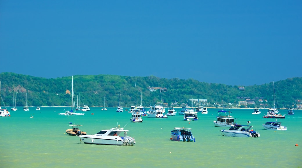 Muelle de Chalong ofreciendo botes y una bahía o un puerto