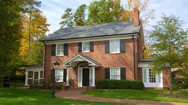 Charlotte showing a house