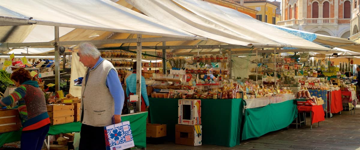 Piazza delle Erbe caracterizando cenas de rua e mercados assim como um casal