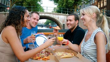 Pizza-Bootsfahrt mit Getränken und optionaler Heineken Experience Pizza-Bootsfahrt mit Getränken und optionaler Heineken Experience