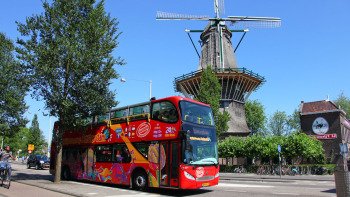 Hop-on-Hop-off-Stadtrundfahrt im Bus durch Amsterdam Hop-on-Hop-off-Stadtrundfahrt im Bus durch Amsterdam