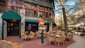 Dining at Hard Rock Cafe with Priority Seating