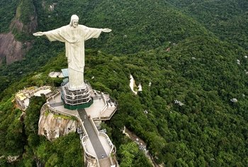 Cristo-Redentor-Statue mit dem Zug Cristo-Redentor-Statue mit dem Zug