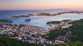 Tour im Schnellboot nach Brač, Hvar und zu den Hölleninseln Tour im Schnellboot nach Brač, Hvar und zu den Hölleninseln