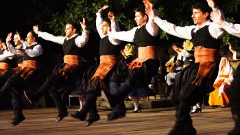 Traditionelle griechische Tanzvorführung im Dora Stratou Tanztheater. Traditionelle griechische Tanzvorführung im Dora Stratou Tanztheater.