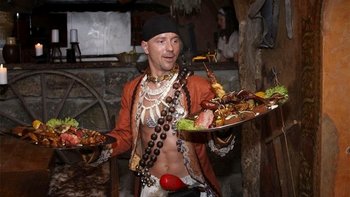 Mittelalterliches Abendessen mit Getränken und einer Live-Show Mittelalterliches Abendessen mit Getränken und einer Live-Show