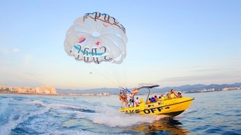 Parasailing-Erlebnis und Fahrt im Schnellboot Parasailing-Erlebnis und Fahrt im Schnellboot