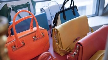 Shoppingtour für Vintage-Mode mit einem Stilcoach in einer kleinen Gruppe Shoppingtour für Vintage-Mode mit einem Stilcoach in einer kleinen Gruppe