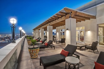 3 bars/lounges, cocktail bar, rooftop bar