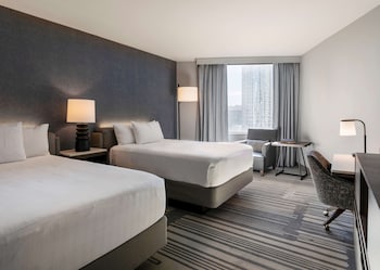 Premium bedding, in-room safe, desk, laptop workspace