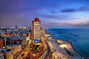 Alberca al aire libre, sombrillas en la alberca y camastros