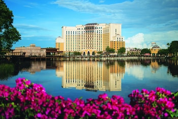 Alberca techada y 4 albercas al aire libre