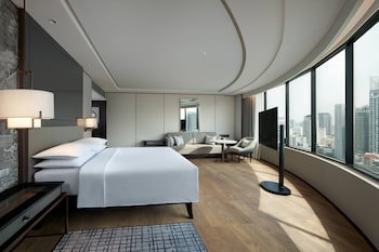 Premium bedding, pillow-top beds, minibar, in-room safe