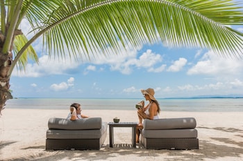 2 outdoor pools, free cabanas, pool umbrellas