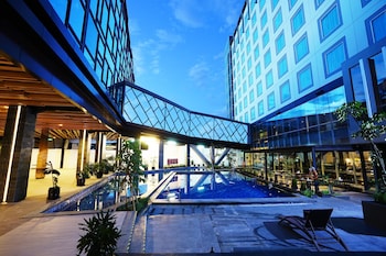 2 restaurants, breakfast, lunch, dinner served; Thai cuisine 
