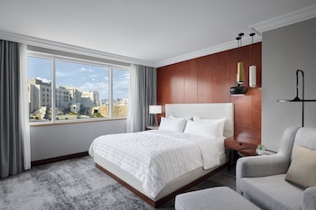 2 restaurantes, é servido café da manhã