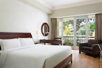 Chambre Premium, 1 très grand lit, balcon, vue piscine | Vue de la chambre