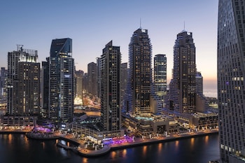 Se sirven cenas y cocina asiática; con vista al mar