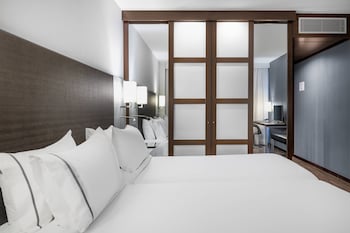 Minibar, caja de seguridad en la habitación y escritorio