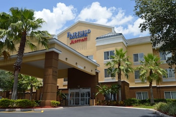 Piscina all'aperto, ombrelloni da piscina, lettini