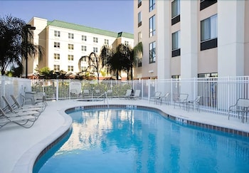 Una piscina al aire libre