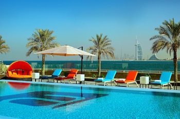 Piscina externa, guarda-sóis, espreguiçadeiras