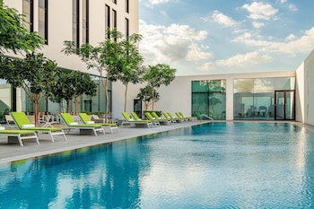 屋外プール、プール パラソル、サンラウンジャー