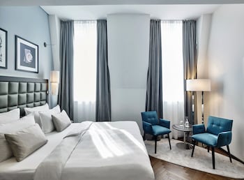 Breakfast and dinner served