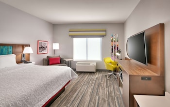 Een binnenzwembad, open van 08.00 uur tot 22.00 uur, en ligstoelen