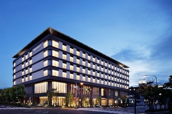 2 restaurants, breakfast, lunch, dinner served; Japanese cuisine