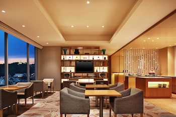 Club Suite, 1 Bedroom, Corner | In-room safe, desk, laptop workspace, blackout drapes