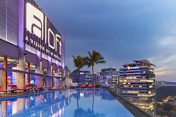 Piscina externa, funciona das 6h às 23h, guarda-sóis, espreguiçadeiras