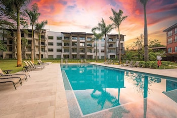 2 outdoor pools, pool cabanas (surcharge), pool loungers