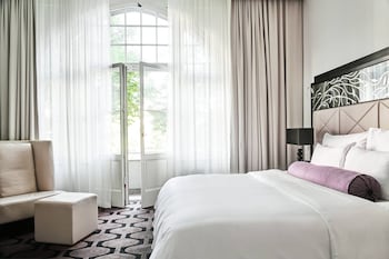 Breakfast, lunch, dinner served; French cuisine 