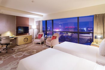 Club studio suite, 1 kingsize bed | Badkamer | Een douche, een hydromassagedouche, gratis toiletartikelen