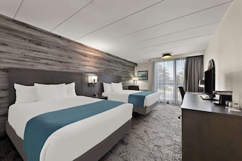 2 個室內泳池、季節性室外泳池；08:00 至 22:00 開放；小屋 (收費)、泳池傘