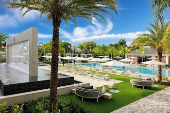 Outdoor pool, free cabanas