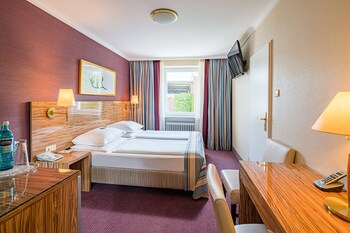 Allergikerbettwaren, Minibar, Zimmersafe, Schreibtisch