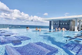 Bar junto a la piscina