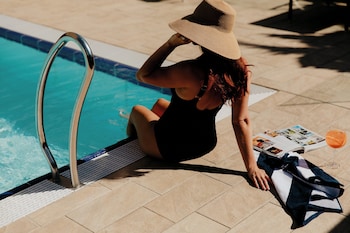 Breakfast, lunch and dinner served