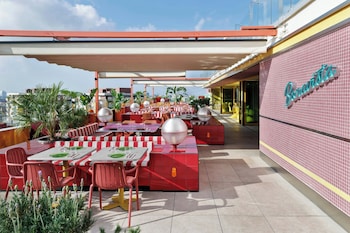 2 restaurants, servant le dîner et le souper; cuisine méditerranéenne