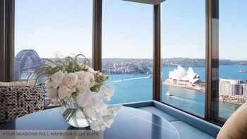 Sydney Opera Studio Club Suite | Living area | TV, DVD player, pay movies