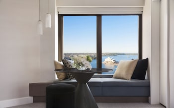 Sydney Opera Studio Club Suite | Aire de séjour | Téléviseur, lecteur de DVD, films payants