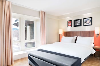 Con mesas al aire libre, con servicio de comidas y cenas