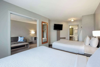 Suite estudio, varias camas, para no fumadores | Caja de seguridad en la habitación y escritorio