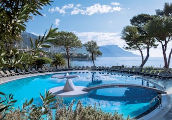 Seasonal outdoor pool, pool umbrellas, sun loungers