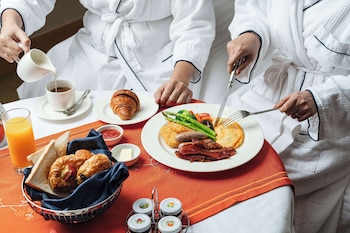 Piscine extérieure, accès possible de 6 h à 22 h, parasols