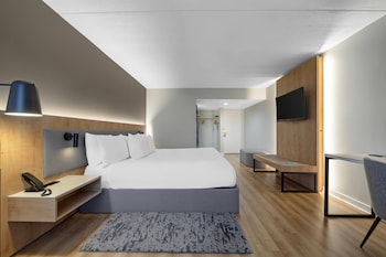 Indoor pool, seasonal outdoor pool, sun loungers